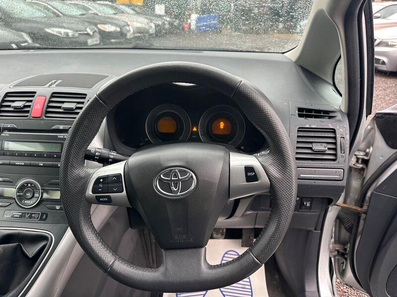 TOYOTA AURIS